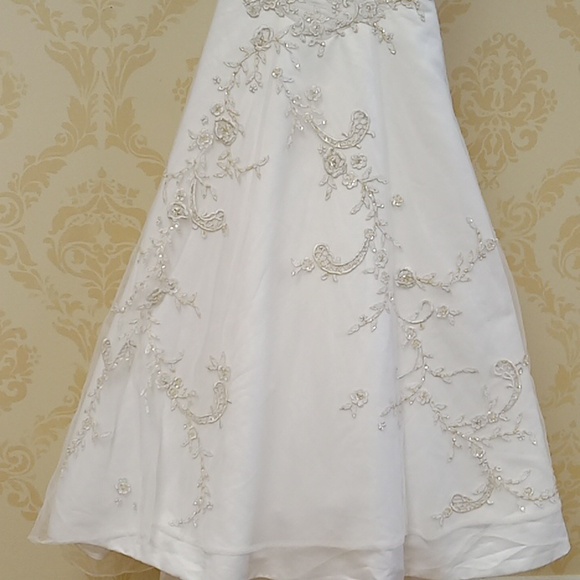 SOLD Forever yours size 4 wedding gown - Picture 3 of 11